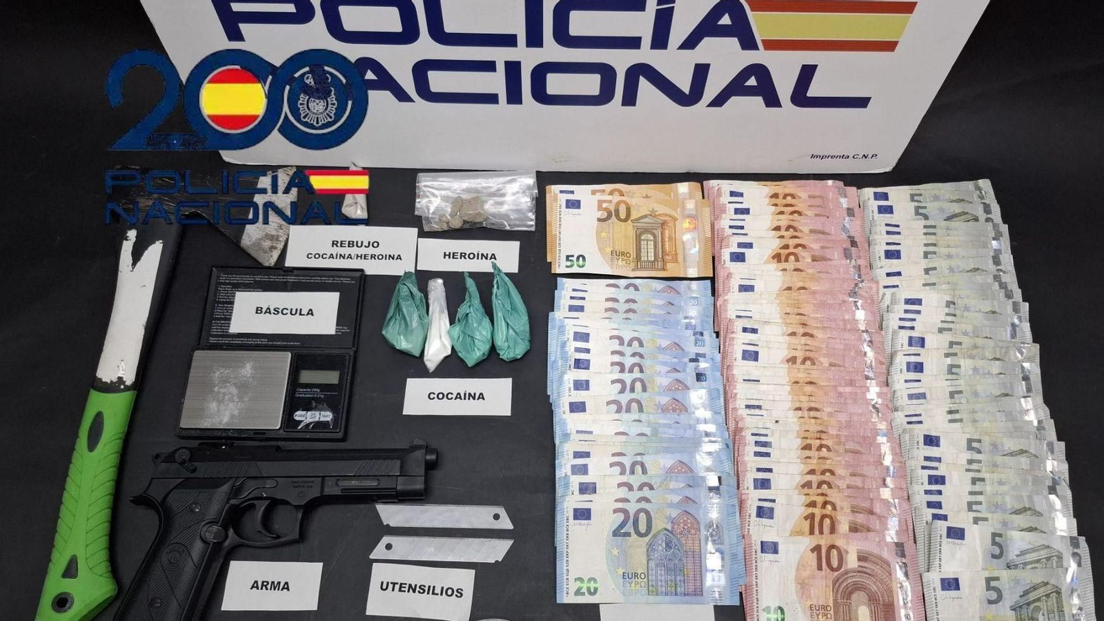 Dinero y drogas incautadas en la operación. Dinero y drogas incautadas en la operación.