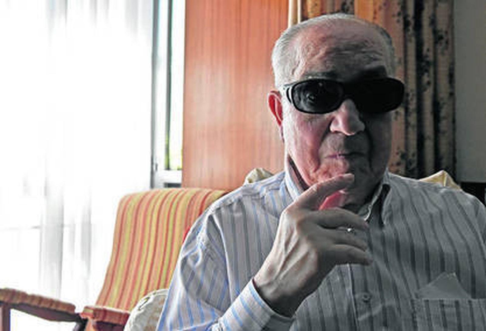 El poeta Joaquín, a sus 84 años, en el salón de su casa durante la entrevista.