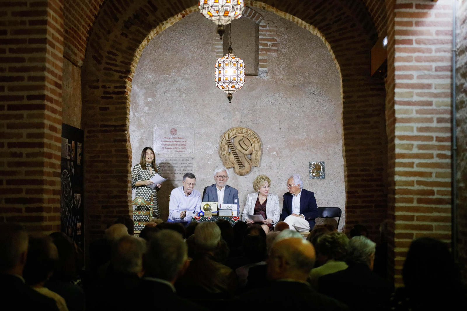 Entrega de Anagrama de Oro y Brillantes de la Ciudad de Almería a Andrés Caparrós en imágeness