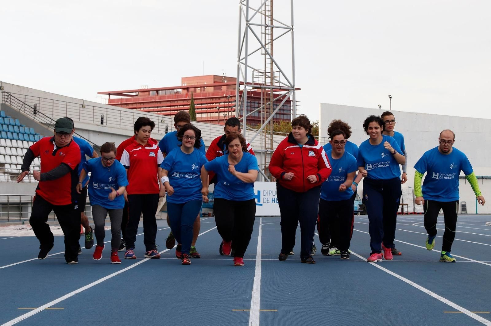 Los deportistas del CODA inician una carrera en las pistas del Emilio Martín.