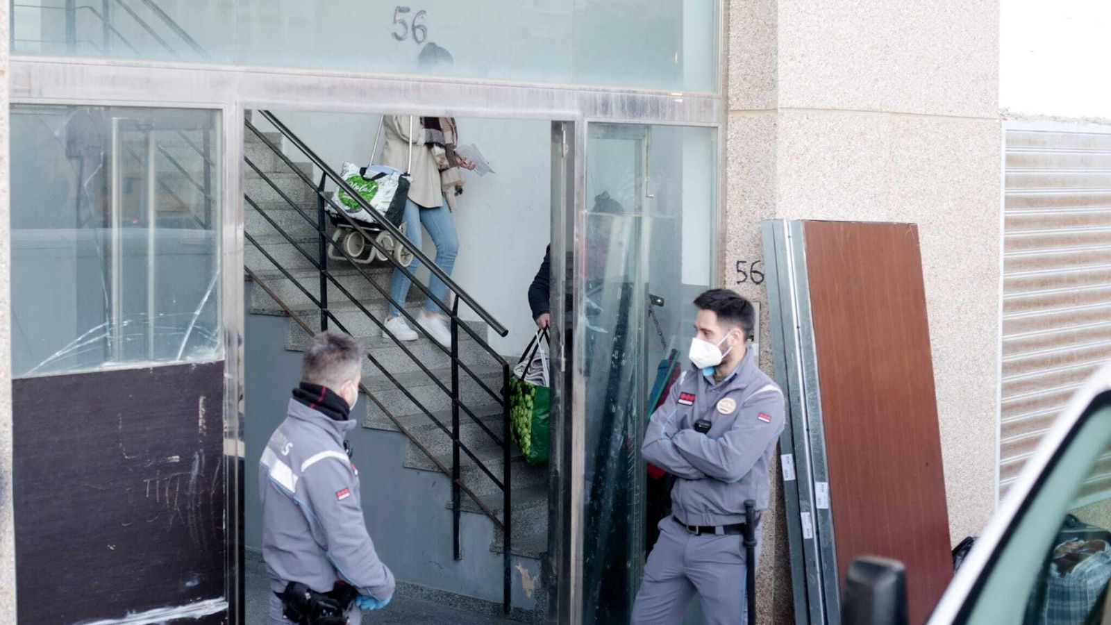 Salida de varios de los ocupantes con sus enseres esta mañana
