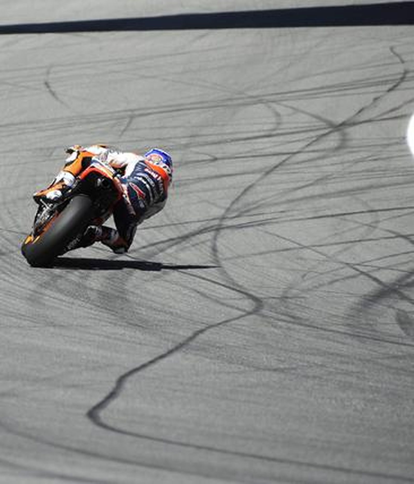 Stoner doblega a Lorenzo y aumenta su ventaja en el mundial

Foto: EFE