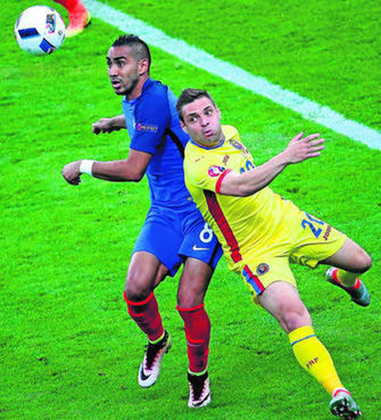 El francés Payet pugna por la pelota con el rumano Popa en el primer partido de la Eurocopa 2016.