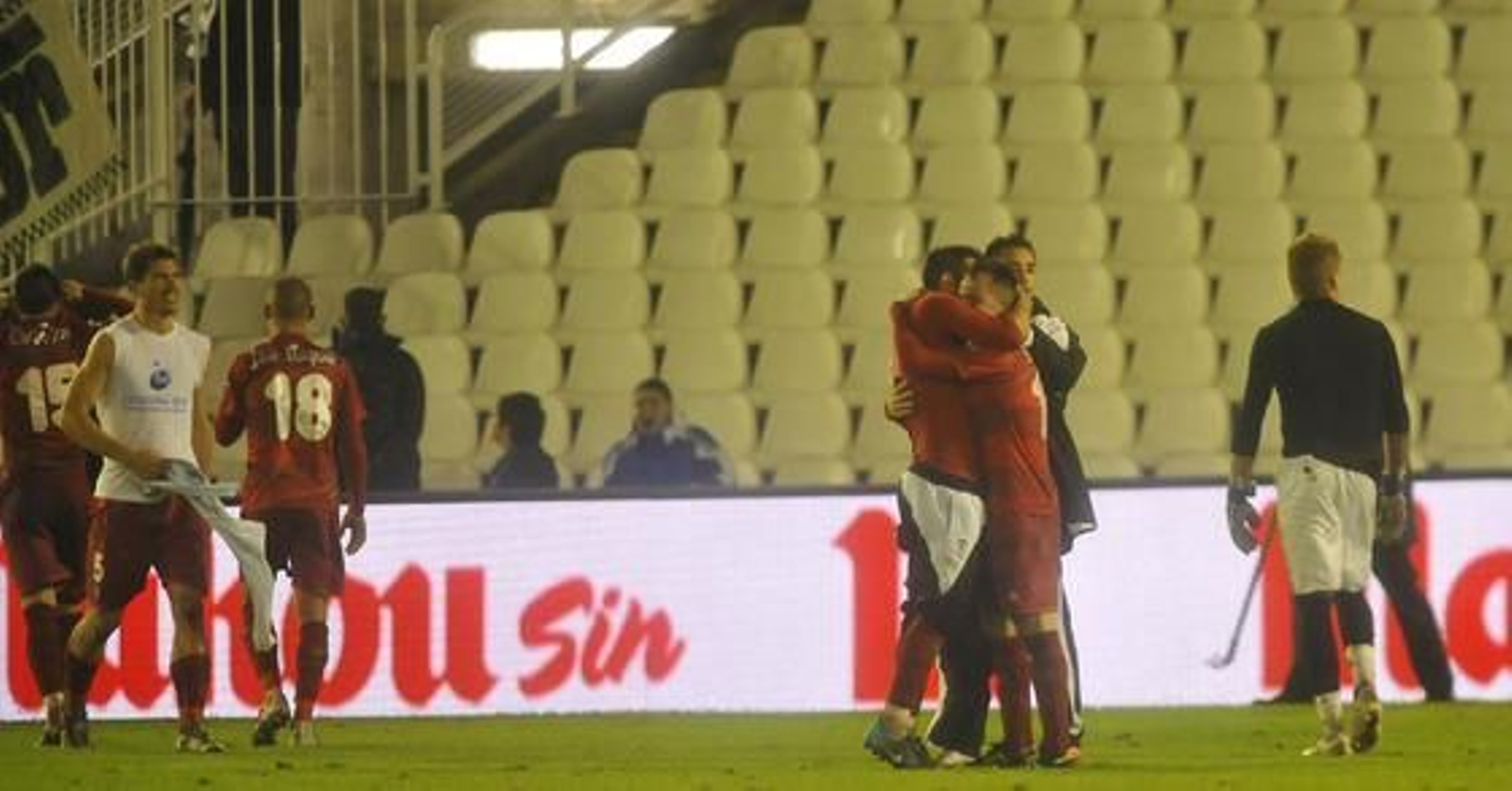 El Córdoba hace valer la renta de la ida y pasa a octavos de la Copa del Rey pese a perder  3-1 en Santander. / LOF