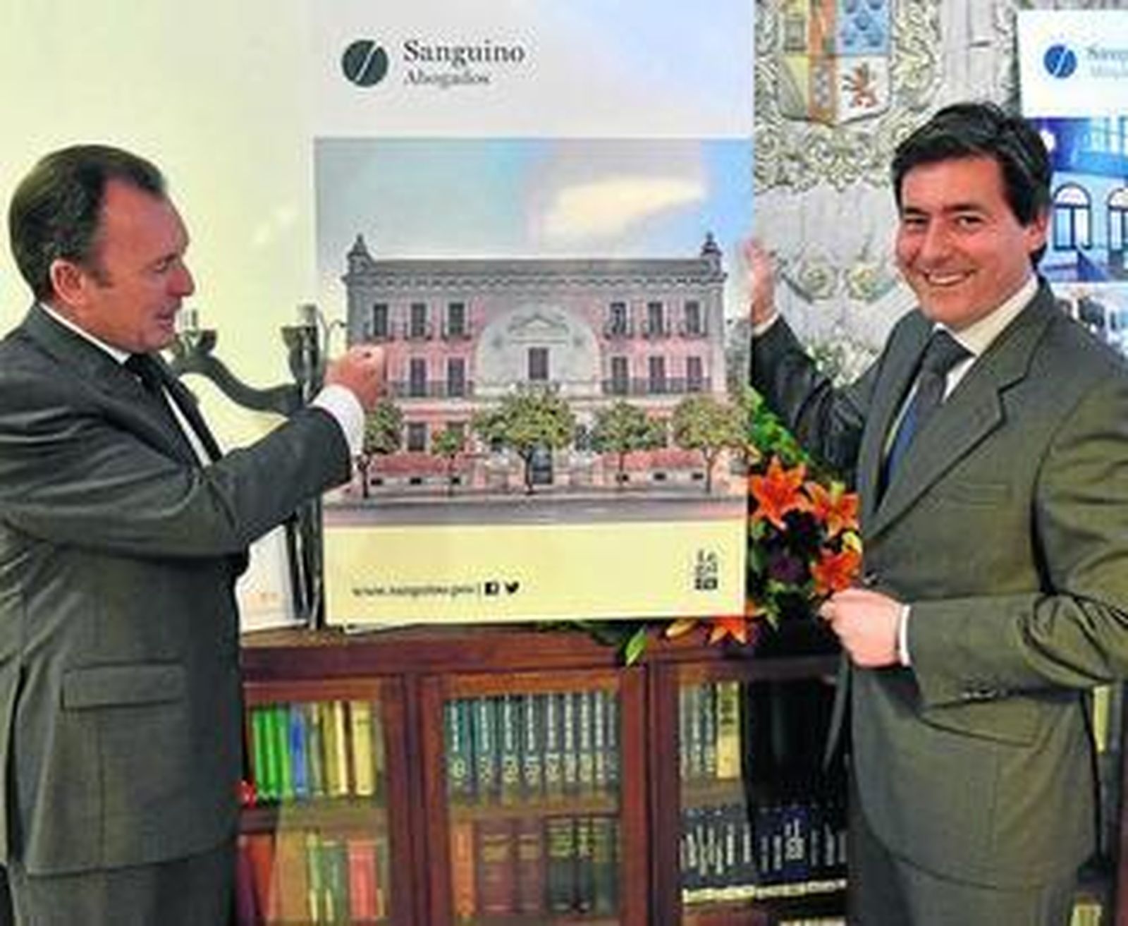 Ernesto Sanguino y José María Rodríguez muestran una foto del edificio.
