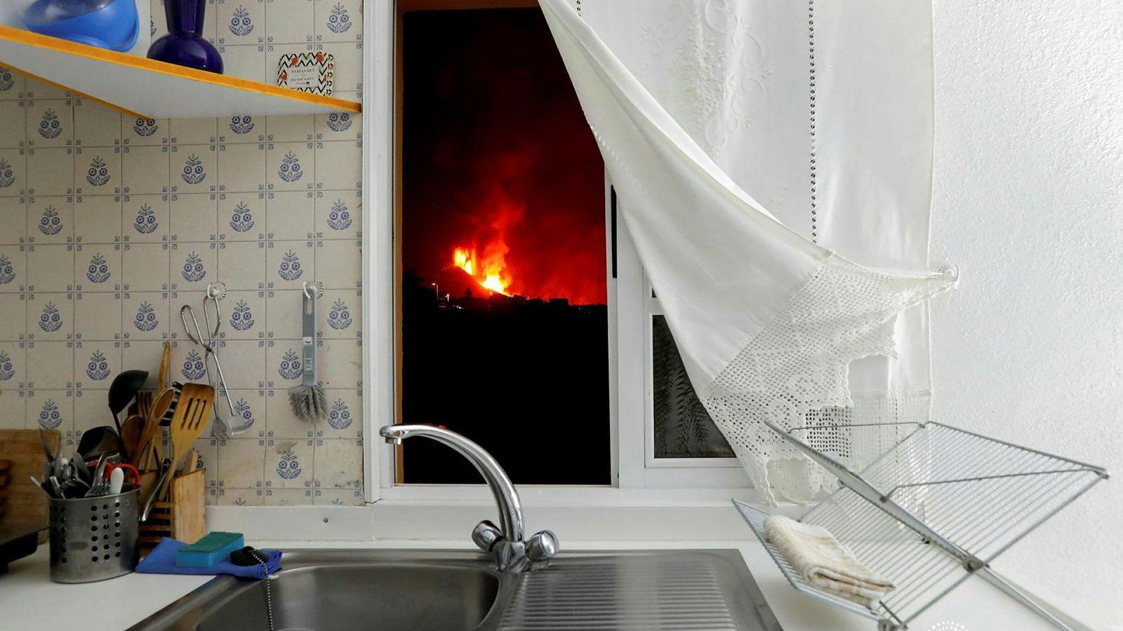 Imagen del fotoperiodista rondeño, Jon Nazca, de la erupción de la La Palma para la agencia Reuters. Imagen del fotoperiodista rondeño, Jon Nazca, de la erupción de la La Palma para la agencia Reuters.
