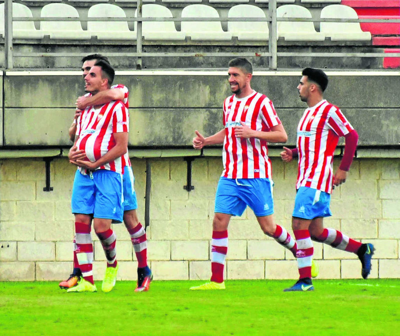 Salas celebra su gol del domingo, abrazado por Chico Díaz.