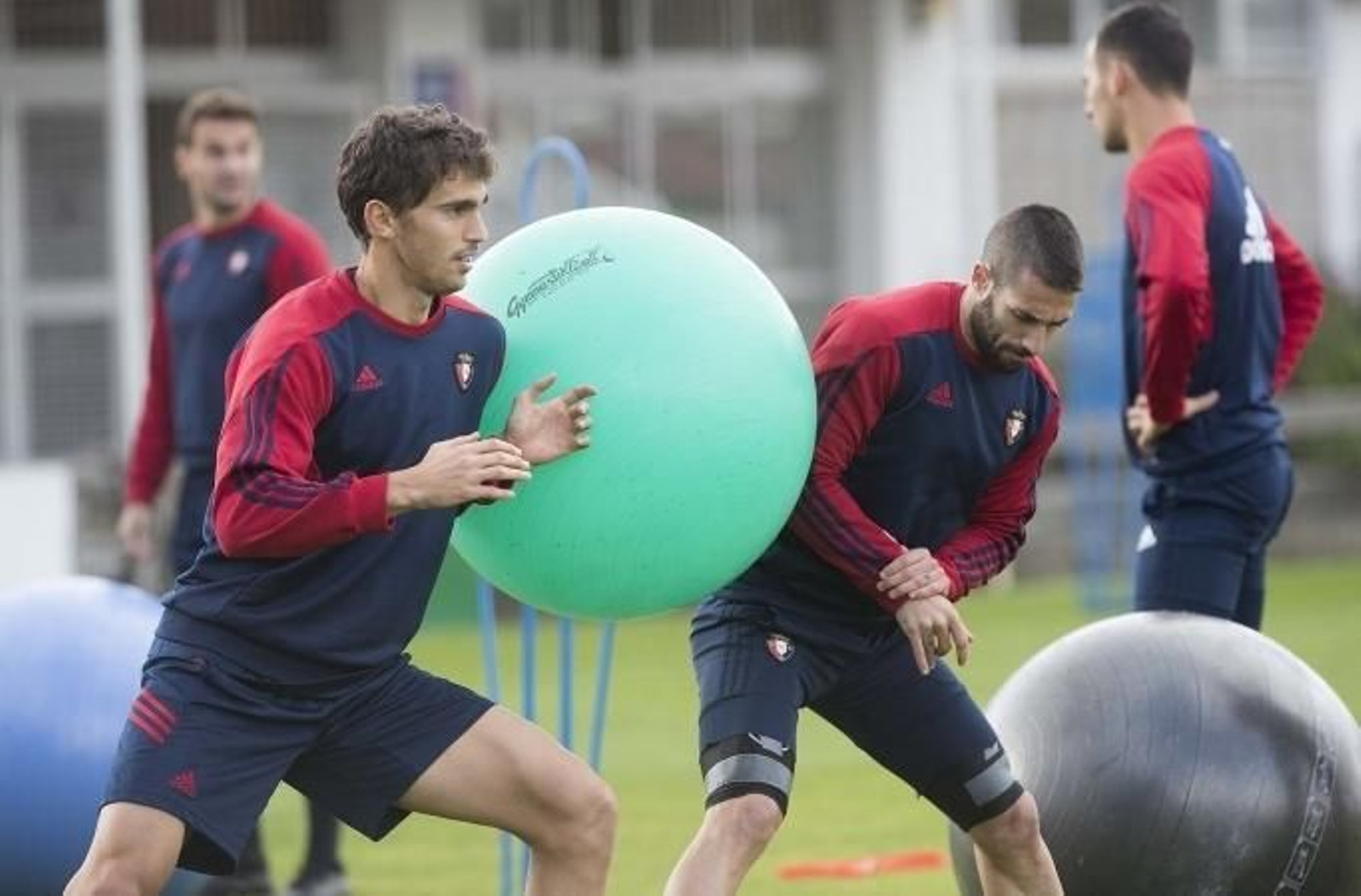 Lucas Torró (izquierda) en el entrenamiento de ayer.