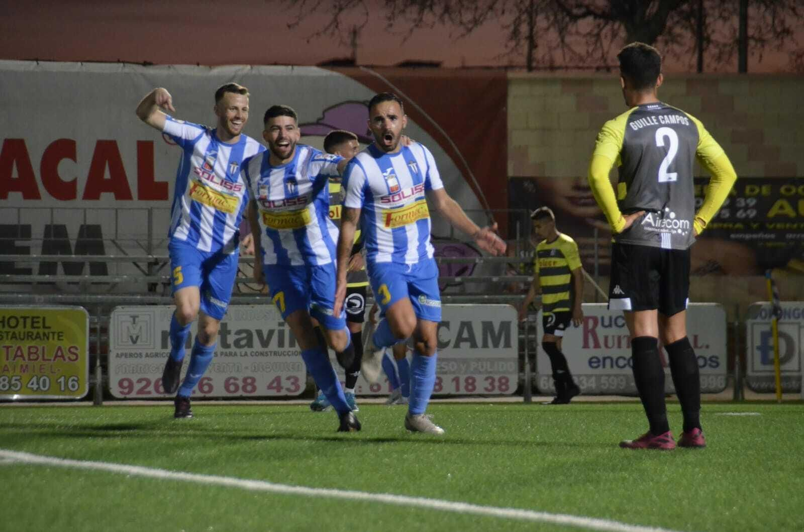 Los jugadores del Villarrubia celebran el gol ante el Sanluqueño.