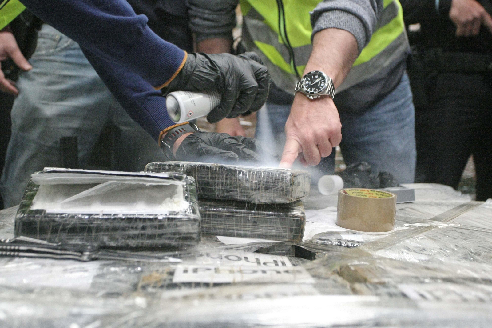 Los policías y el guardia civil cayeron en un alijo de 365 kilos de cocaína