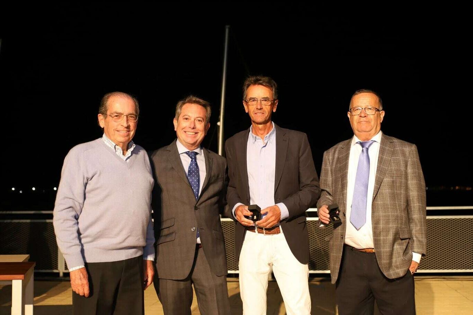 Paco Coro y su antecesor, Ángel Ruiz, entregaron las Insignias de Oro de la FAV a Silvestre González y Manuel Páez.