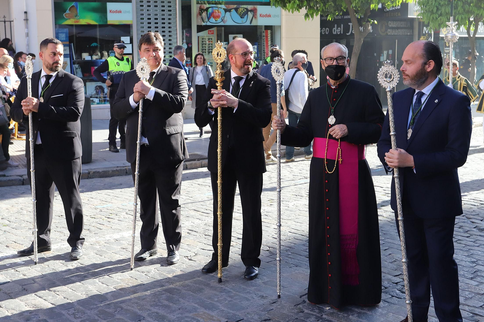 La Legión acompaña al Cristo de la Vera+Cruz en su procesión por Huelva, en imágenes