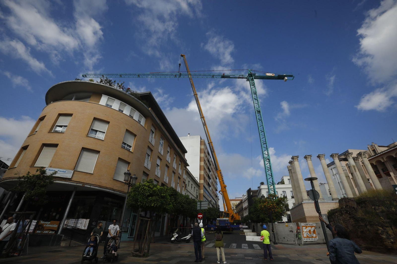 La retirada de la grúa del Templo Romano de la calle Claudio Marcelo, en imágenes