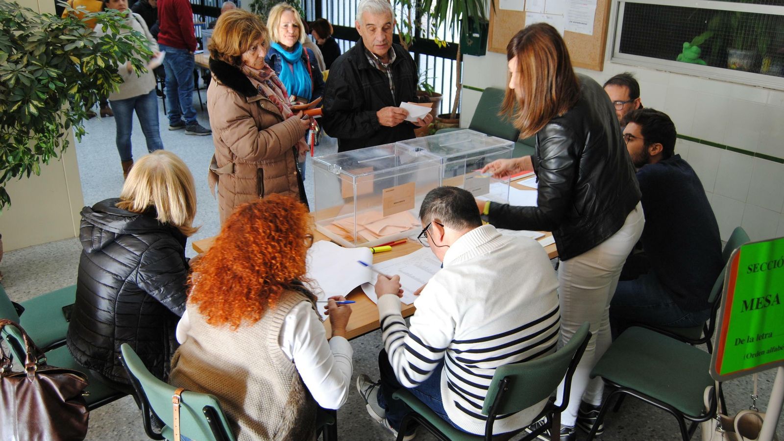 Mesa electoral del colegio José Nogales en Valverde del Camino.