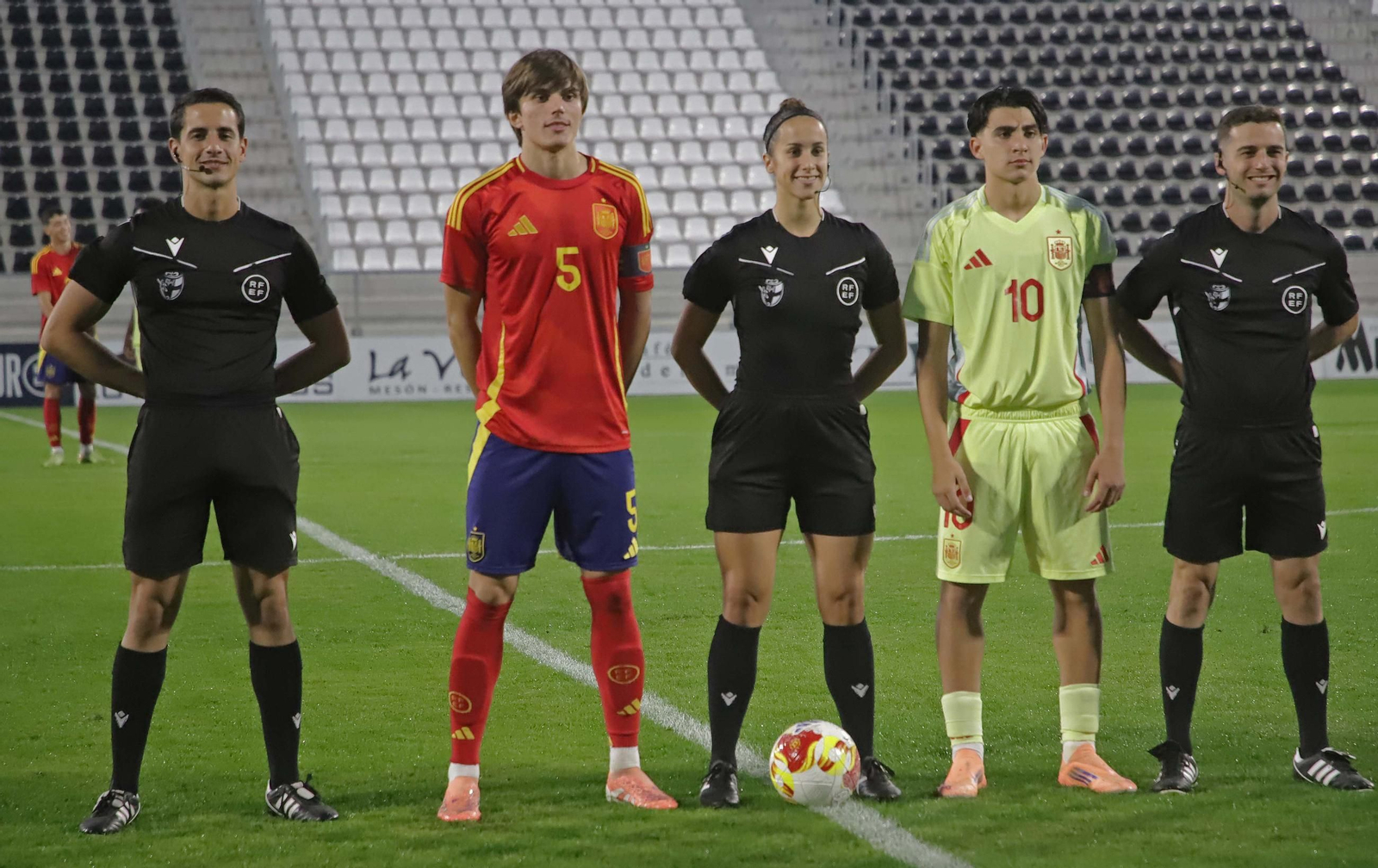 Fotos del partido de entrenamiento entre las selecciones nacionales sub-19 y sub-18 de España en La Línea