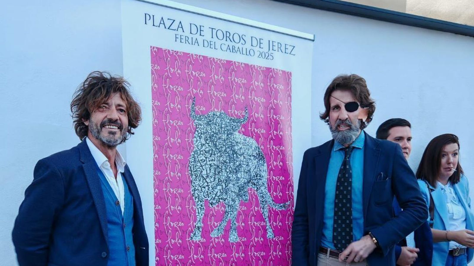 El autor del cartel Willie Márquez con el torero Juan José Padilla.