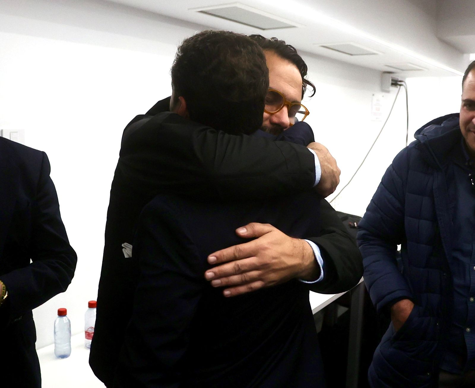 Víctor Orta se abraza a José María del Nido Carrasco cuando éste tomó la presidencia, 2 de enero de 2024.