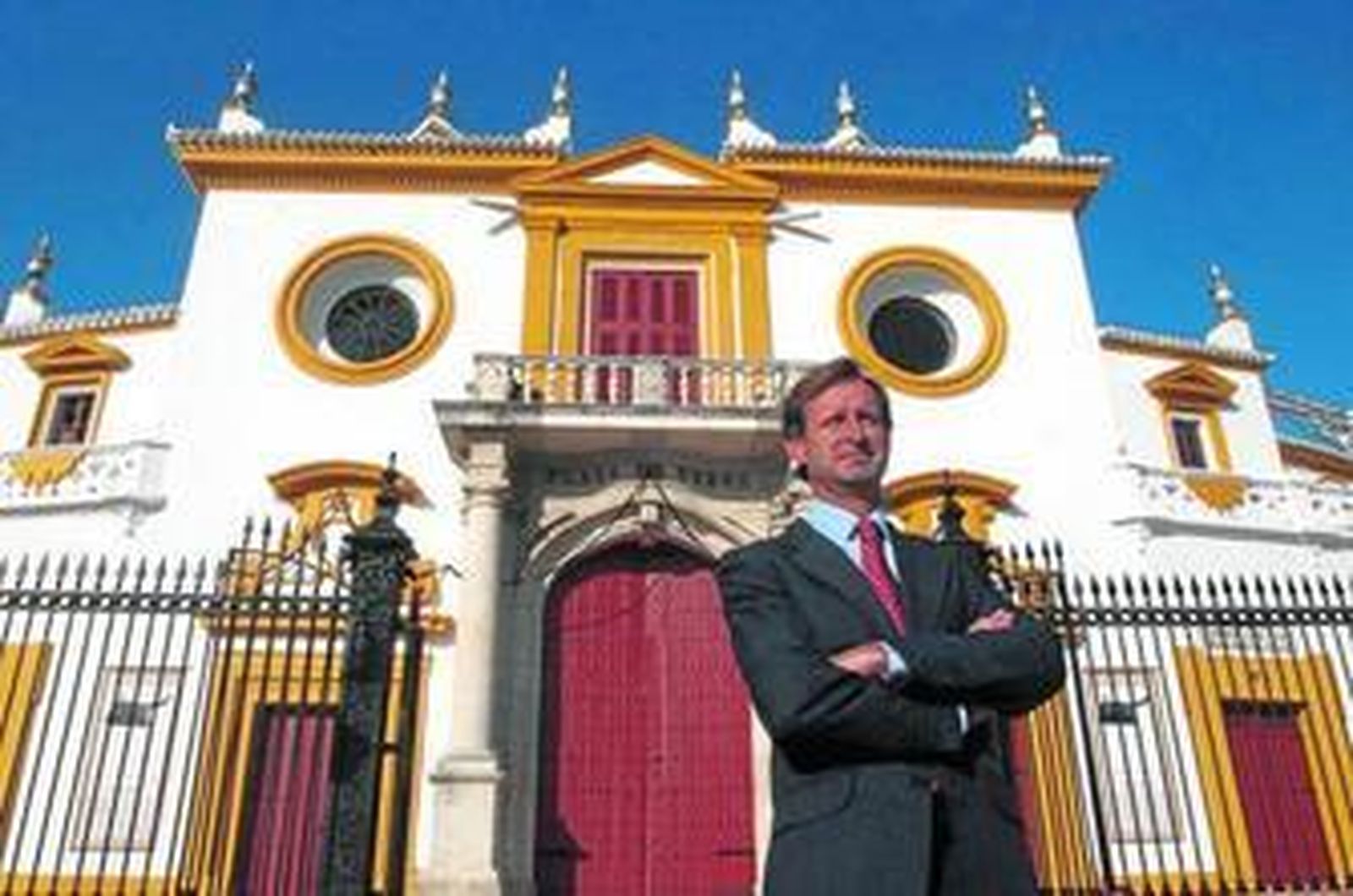 Antonio Domecq, delante de la Maestranza, donde se realizó la entrevista, y donde pasado mañana se despide del toreo.