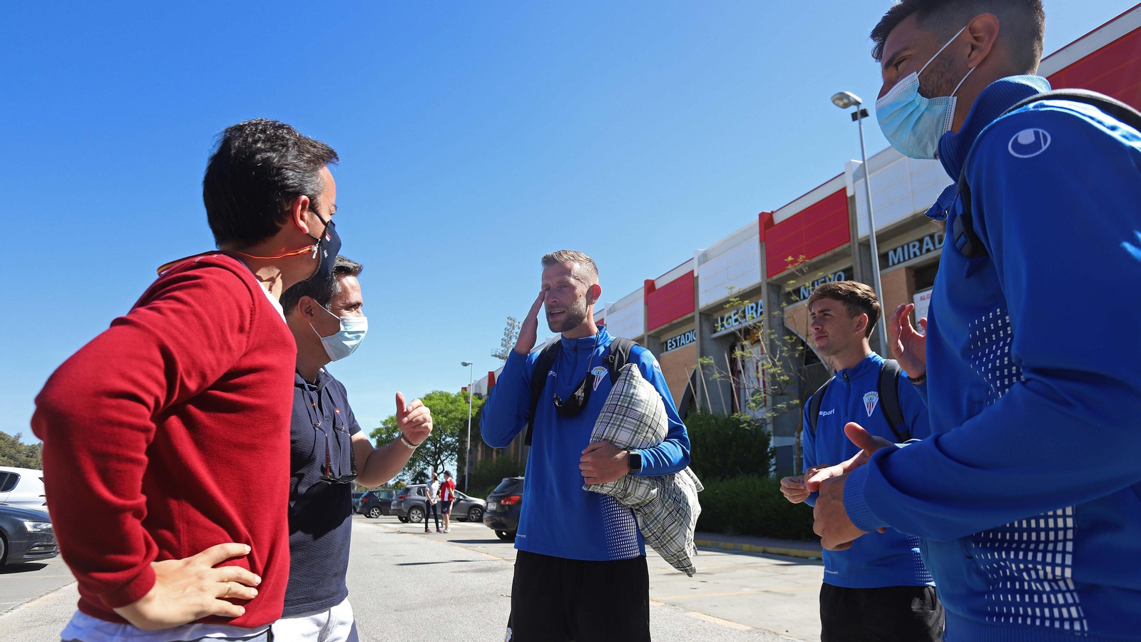 Fotos de la salida del Algeciras al playoff de ascenso de Extremadura