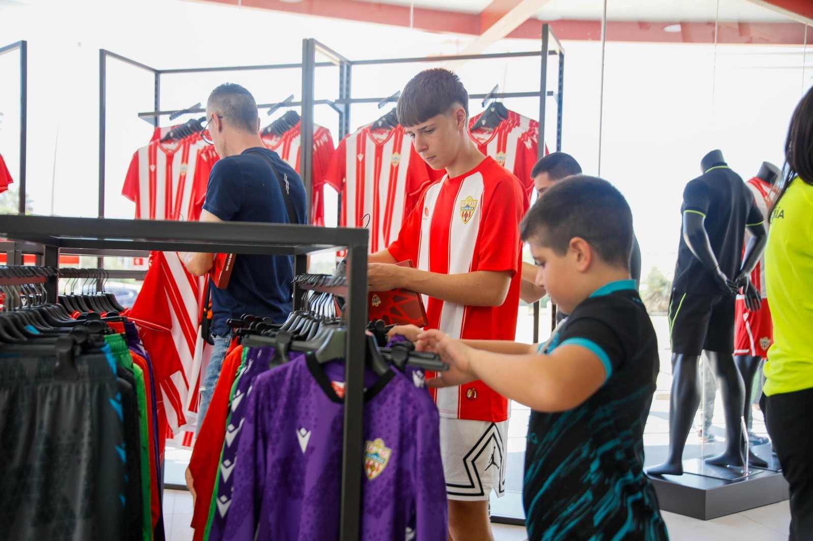 Las imágenes de la campaña de abonos de la UDA y apertura de la tienda del club
