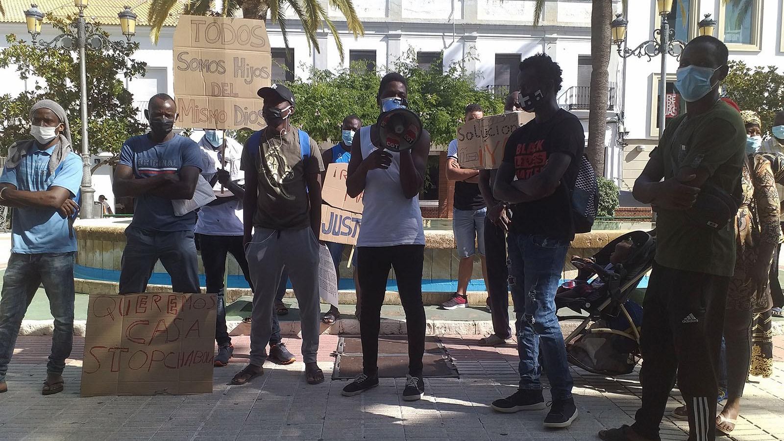 Concentración de personas inmigrantes por los incendios en los asentamientos de Lepe.