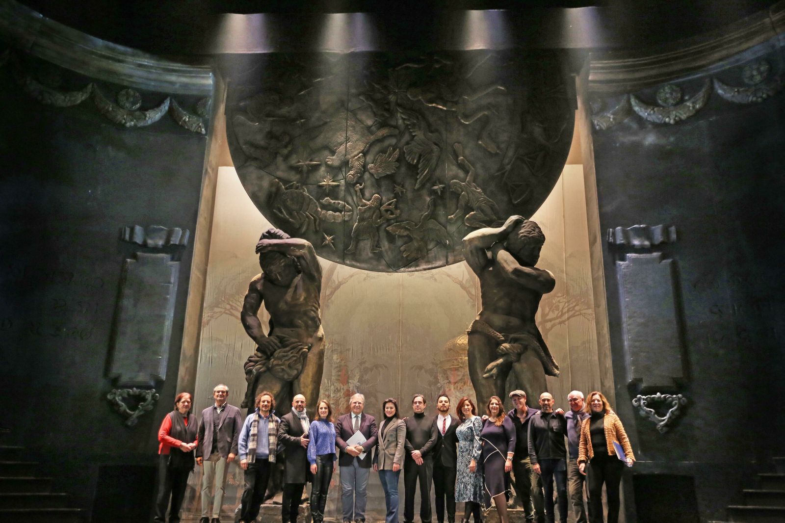 Parte del elenco durante la presentación de la ópera este lunes en el escenario del Villamarta.