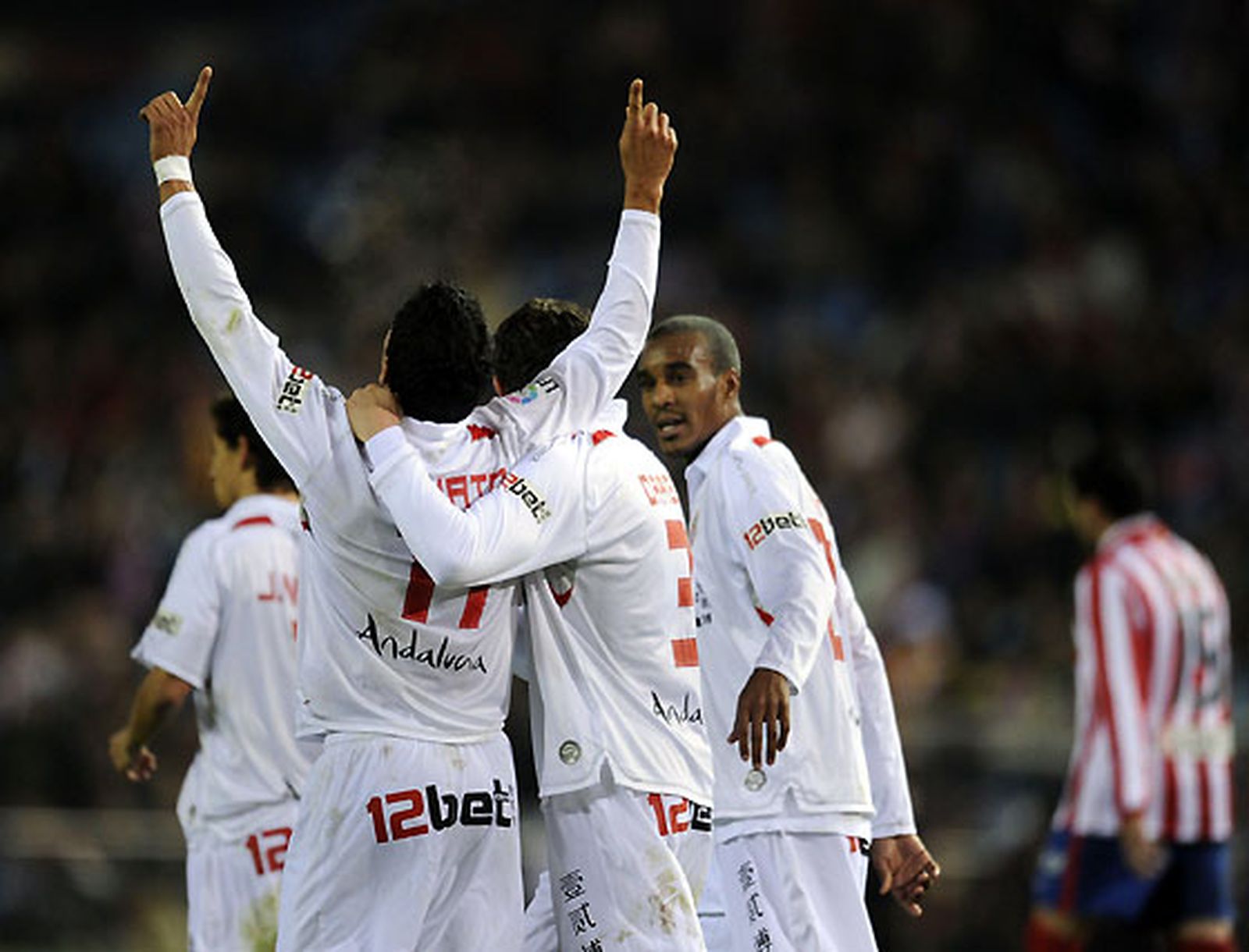 El Sevilla, que se adelantó en el marcador, salió derrotado del Calderón por un gol en propia puerta de Dragutinovic y otro de Antonio López en el 93.

Foto: Reuters / Afp Photo / Efe