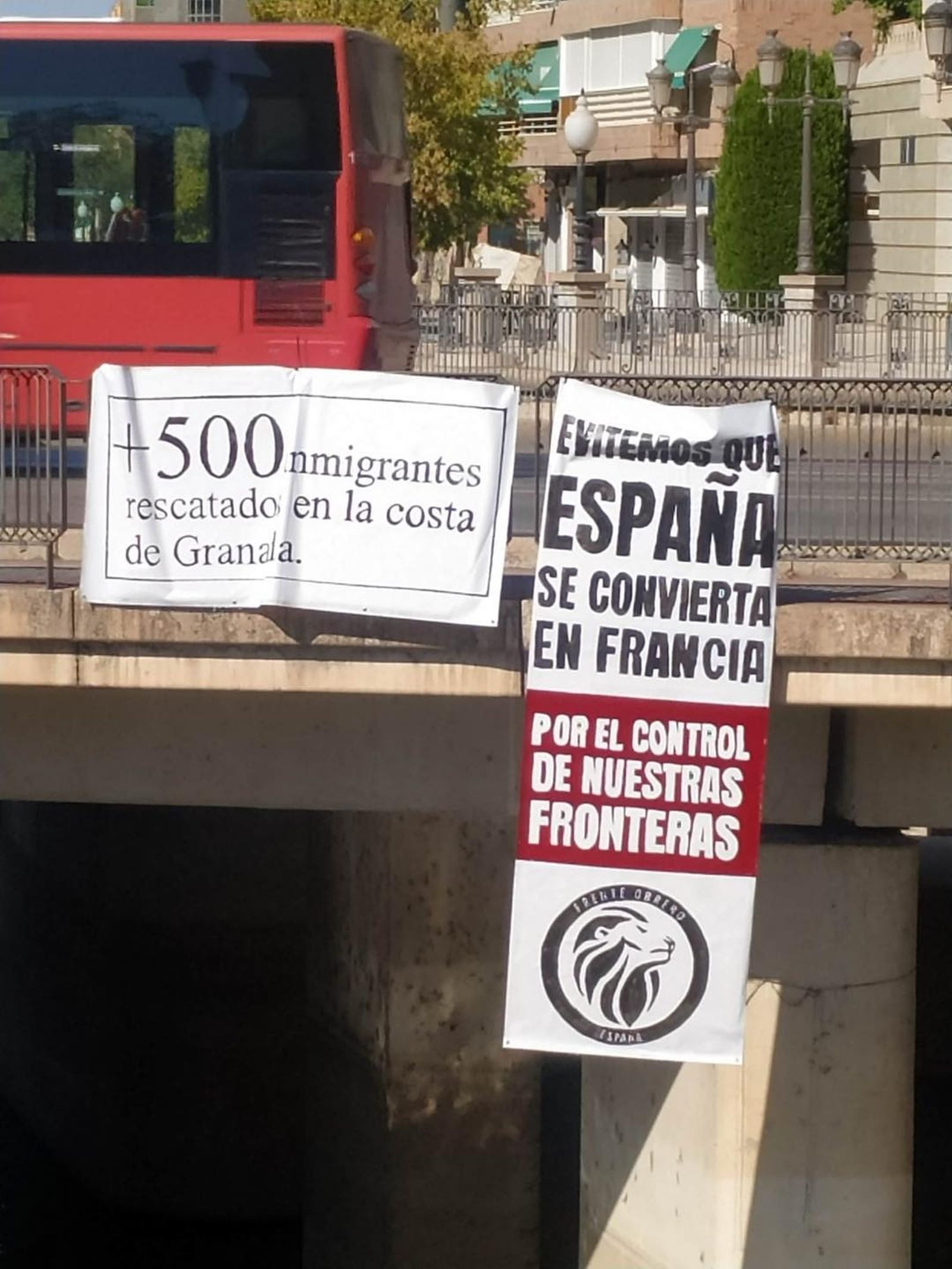 Dos pancartas anteriores colocadas también por Frente Obrero