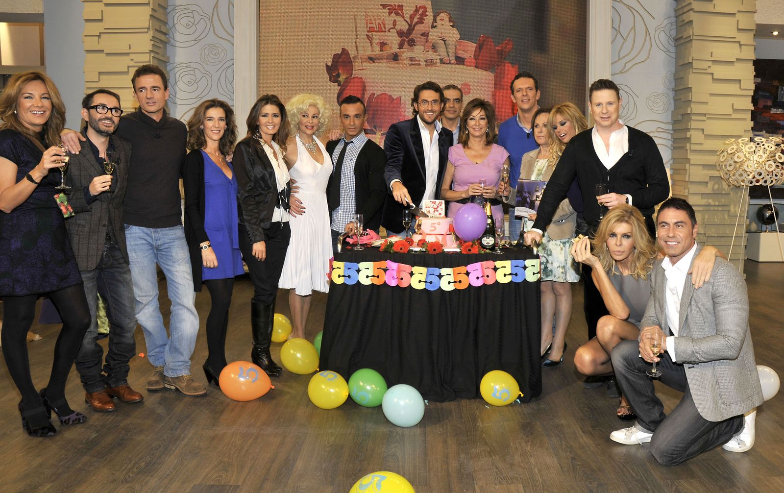 Ana Rosa Quintana en su quinto aniversario en T-5, con Màxim al cuchillo.