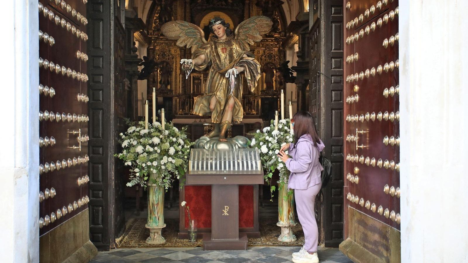 Altar de San Rafael instalado estos días en la puerta de la iglesia de San Juan de Dios.