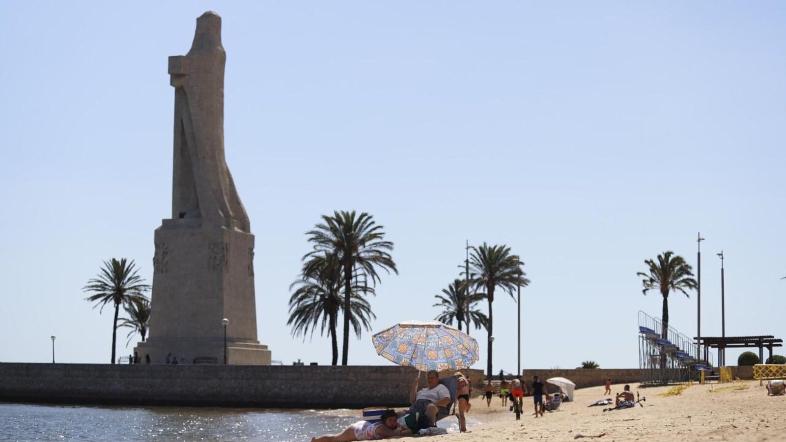 Muchos onubenses acuden en la actualidad al frescor de la playa y a tomar el sol. Muchos onubenses acuden en la actualidad al frescor de la playa y a tomar el sol.