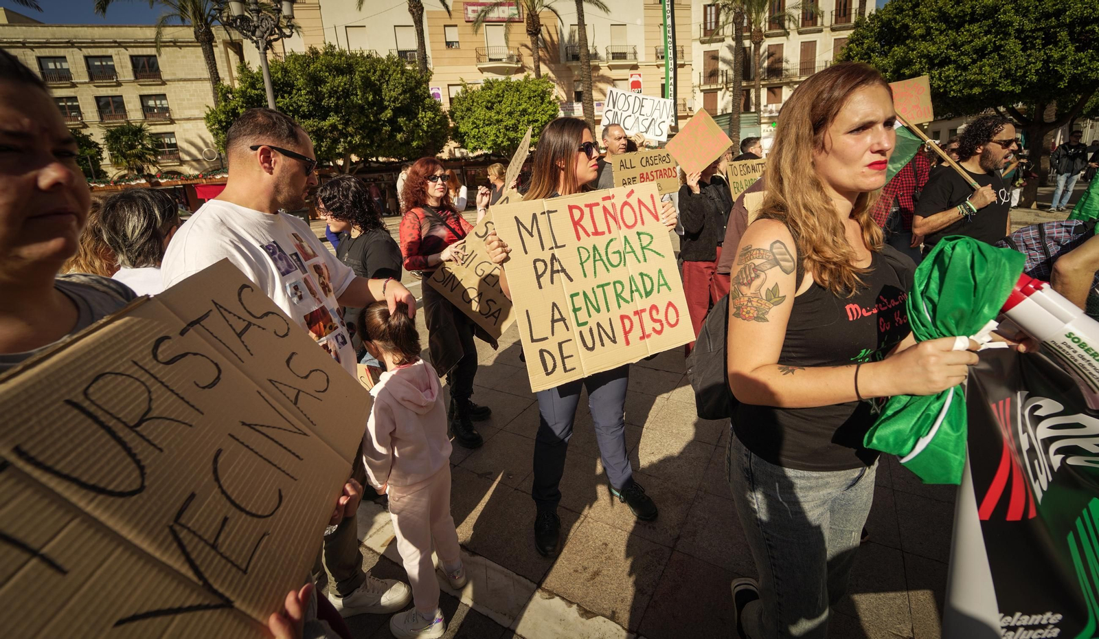 Imágenes de la numerosa participación en la manifestación 'Jerez por la Vivienda'