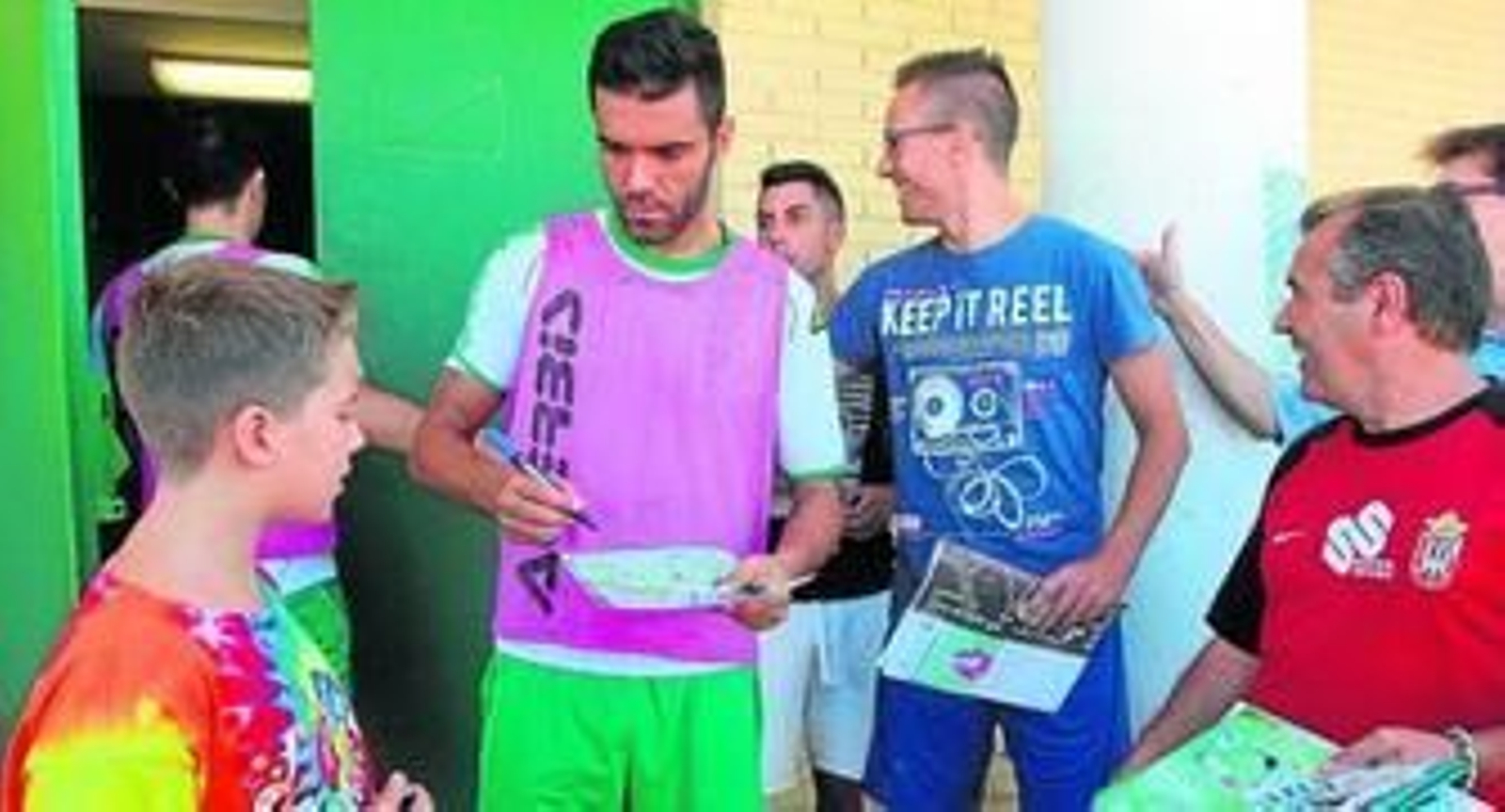 Iago Bouzón firma autógrafos a un grupo de seguidores cordobesistas a la llegada a El Arcángel tras el entrenamiento de ayer.