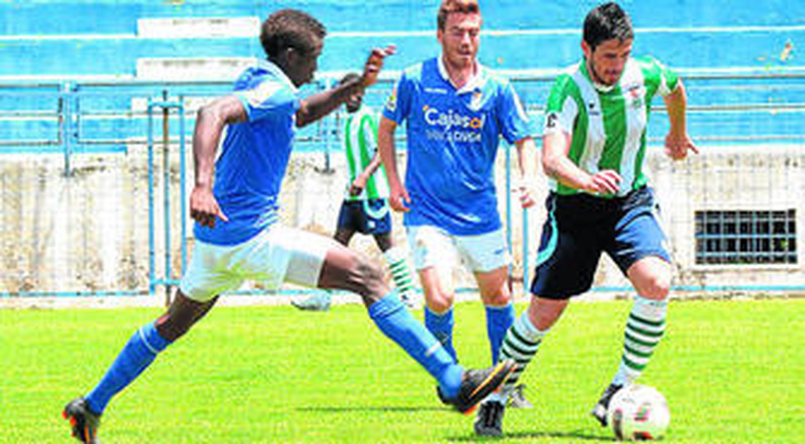 Sergio Iglesias, jugador del Puerto Real, se marcha ante la entrada de un futbolista xerecista.