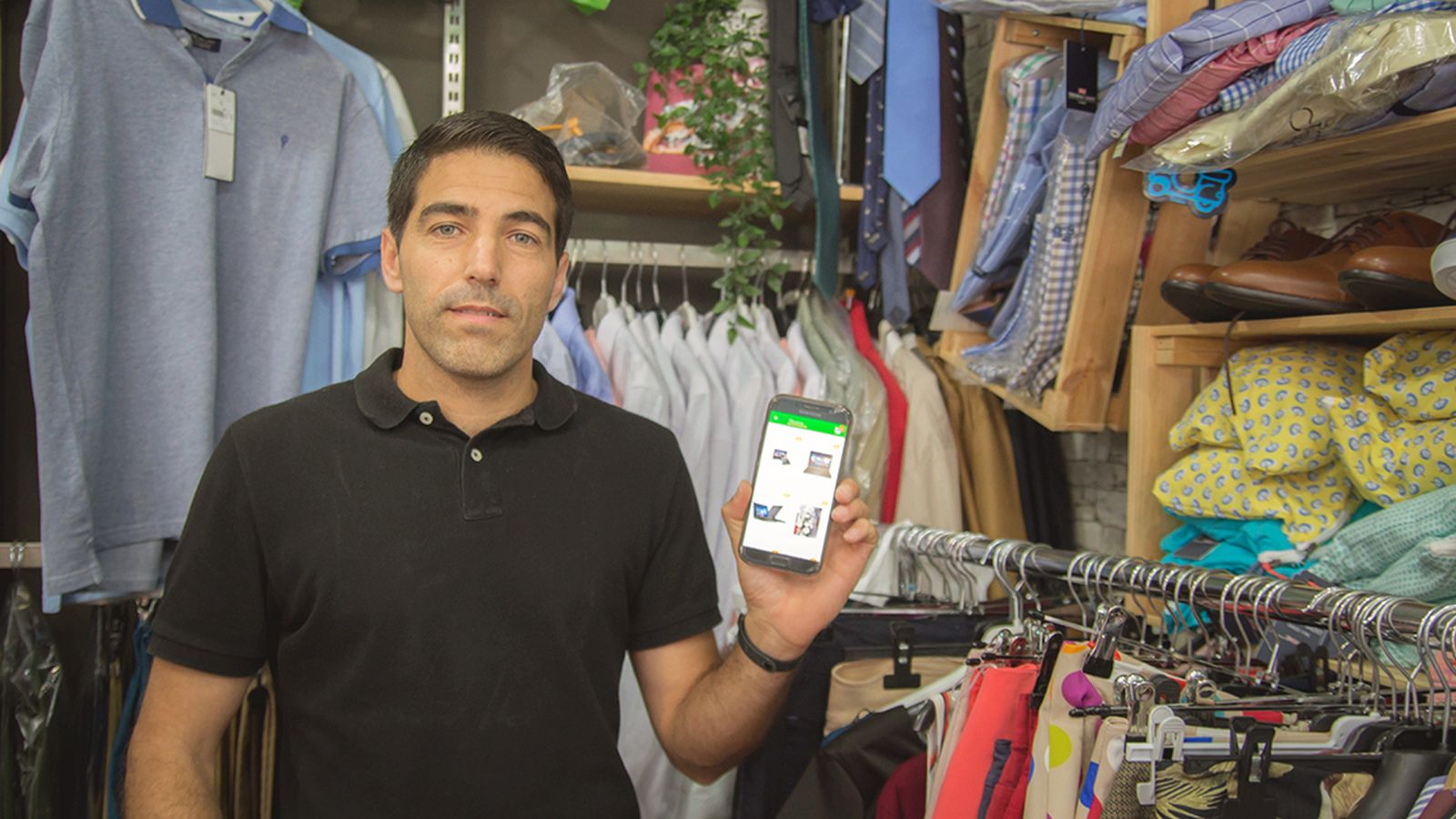 Miguel Gallardo mostrando su App: Centro Comercial Online.