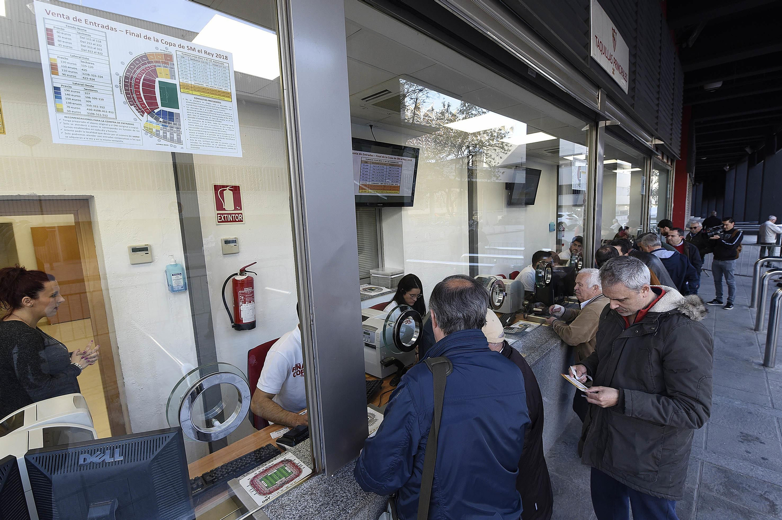 Los socios adquieren sus entradas sin tumultos gracias al riguroso orden.