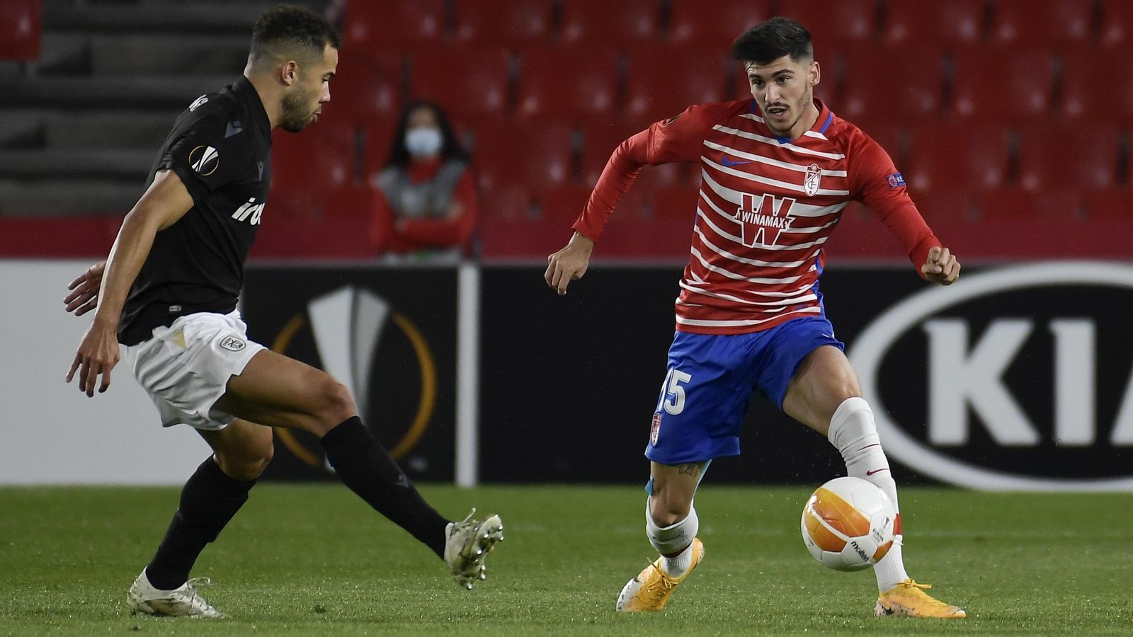 Neva intenta un pase vertical.