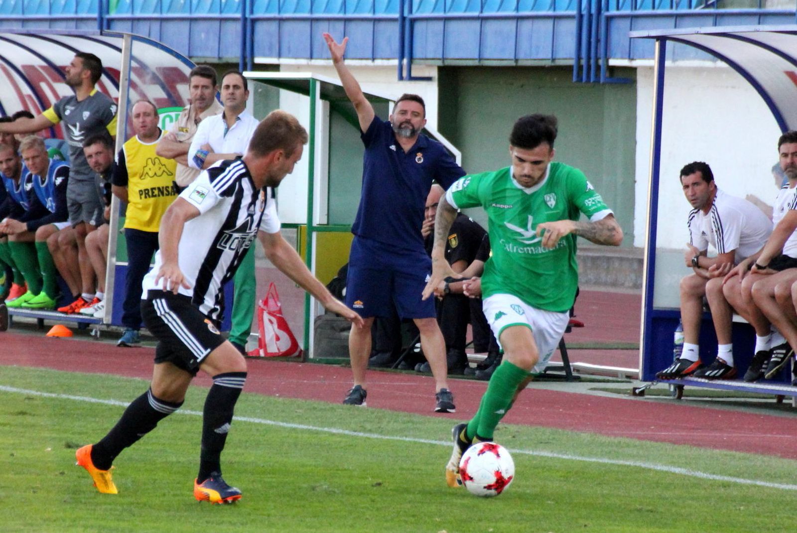 Lance del encuentro entre el Villanovense y la Balona.