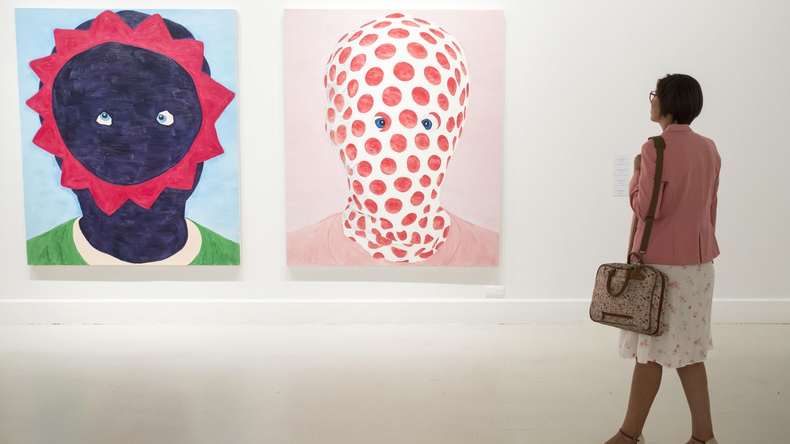 Una mujer observa dos de las creaciones de James Rielly que se exponen en el CAC Málaga.