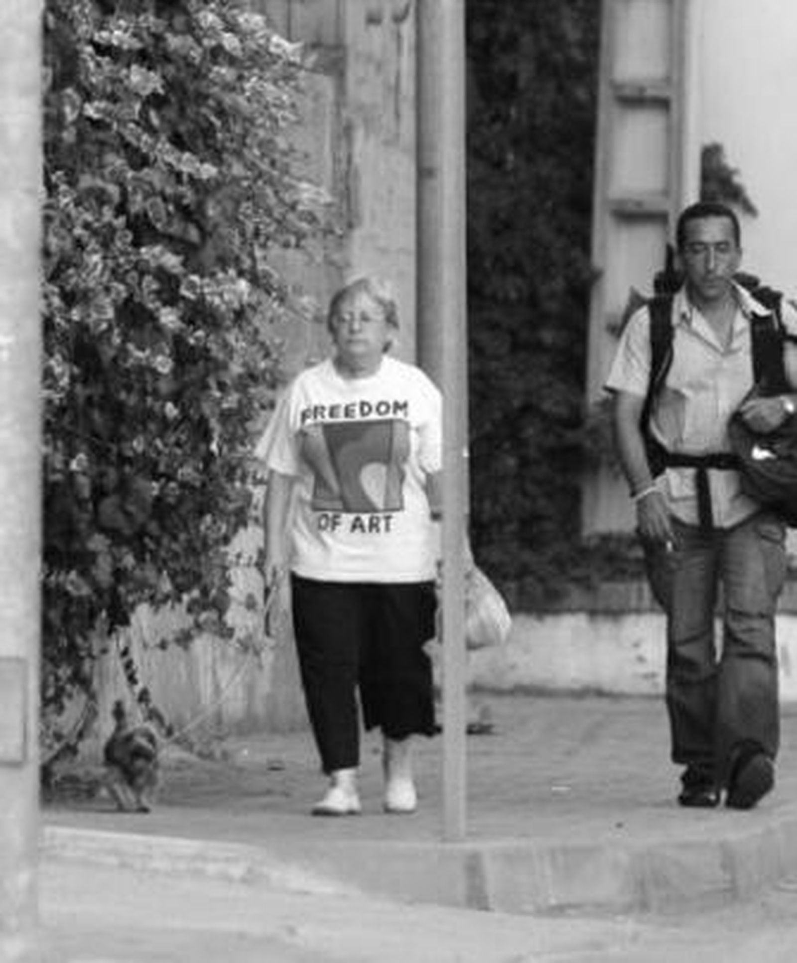 Una mujer pasea con un perro, ayer en Taraguilla.