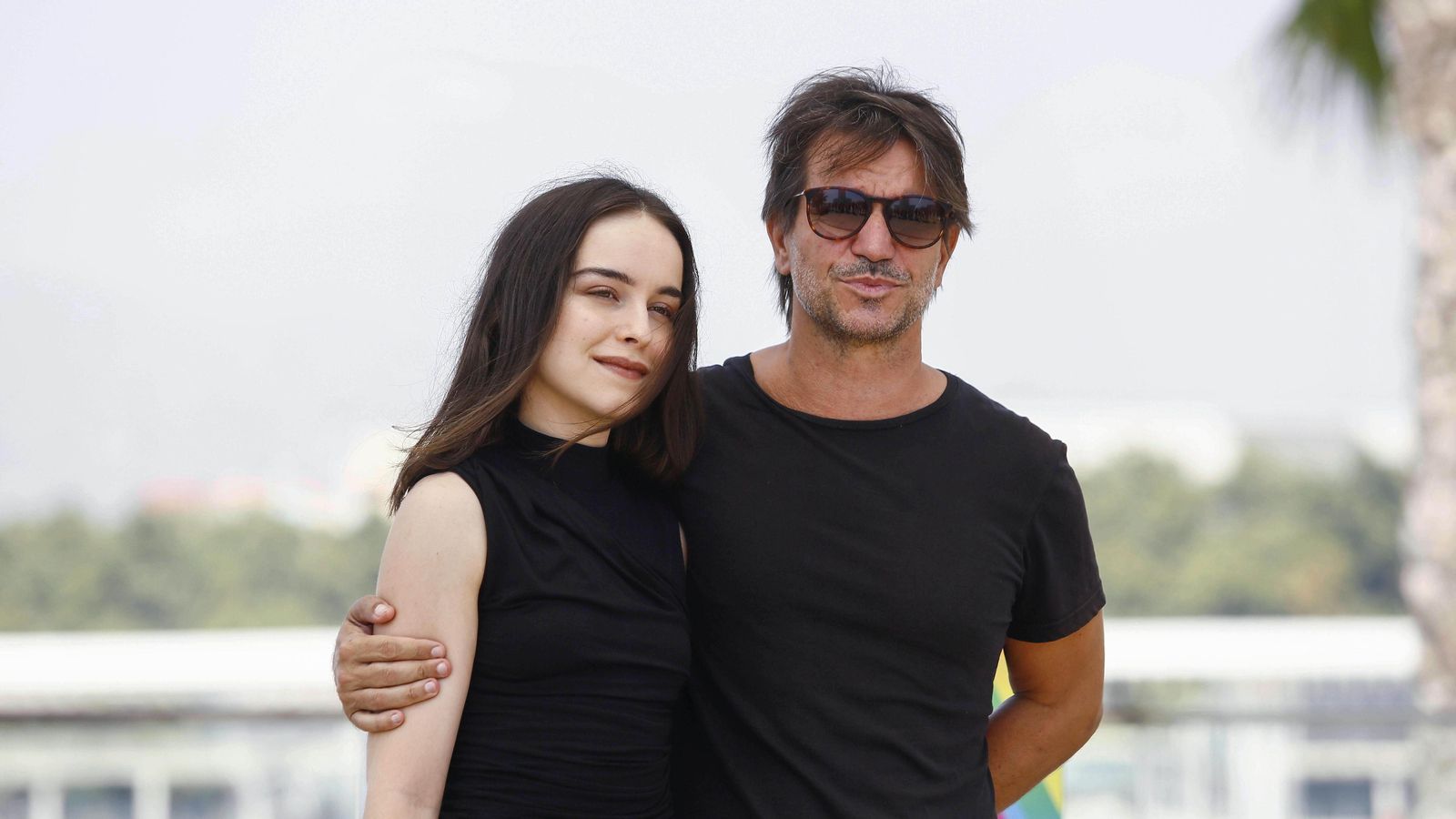 El cineasta con su hija y protagonista femenina de la cinta.