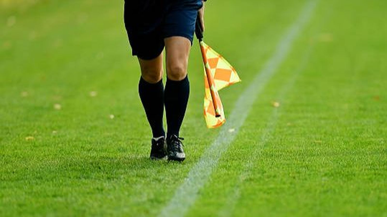 Un juez de línea, en un partido