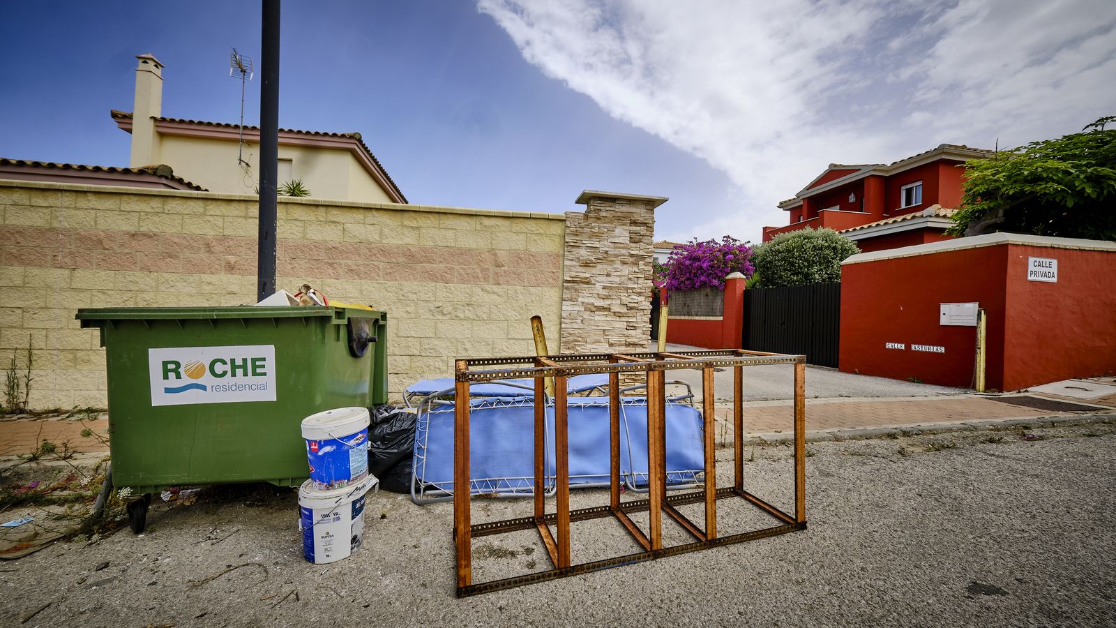 Enseres que permanecen sin recoger desde hace días en una de las calles de Roche.