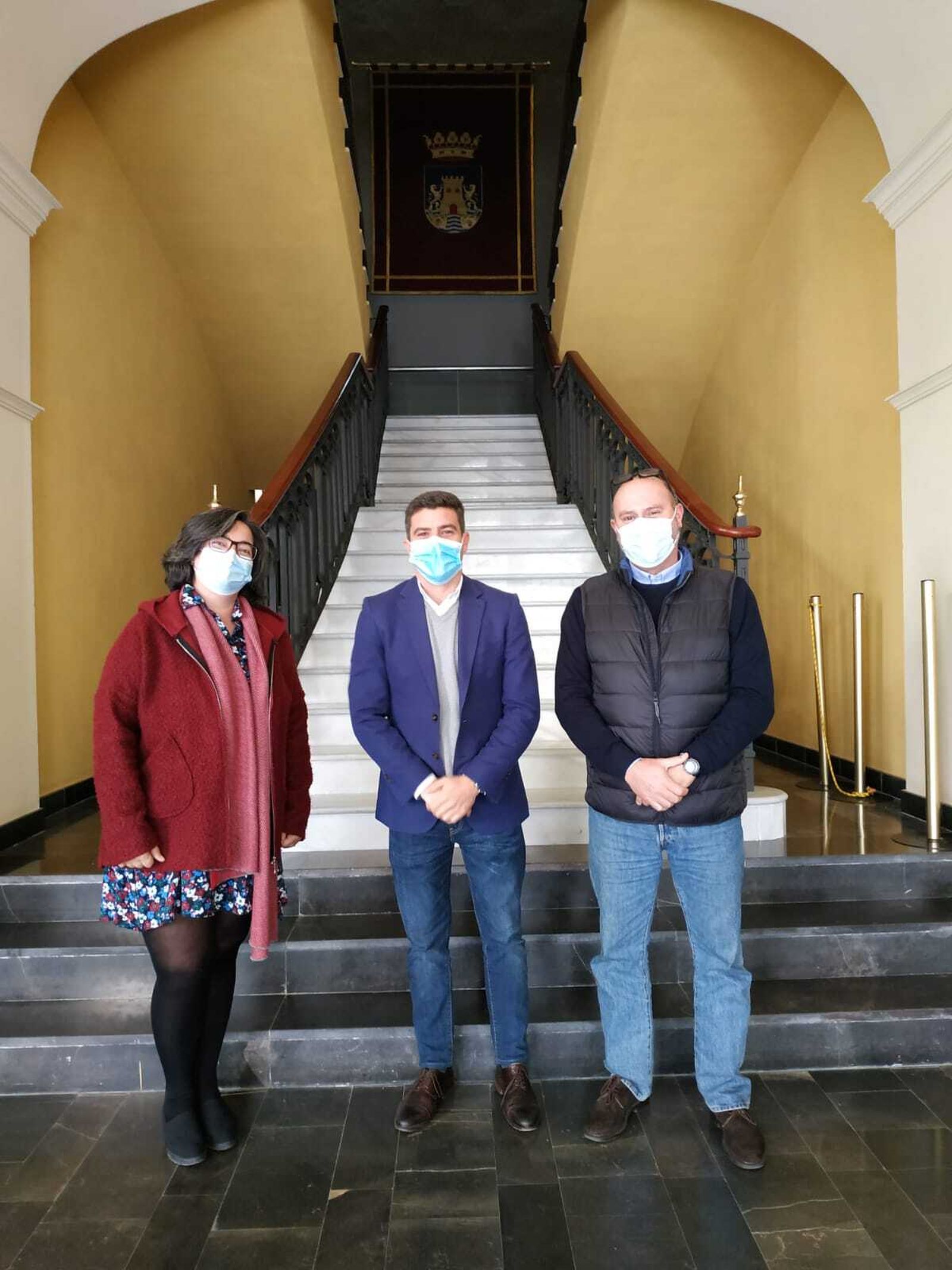 El parlamentario Sergio Romero (centro) con José Ángel Quintana y María José Batista.