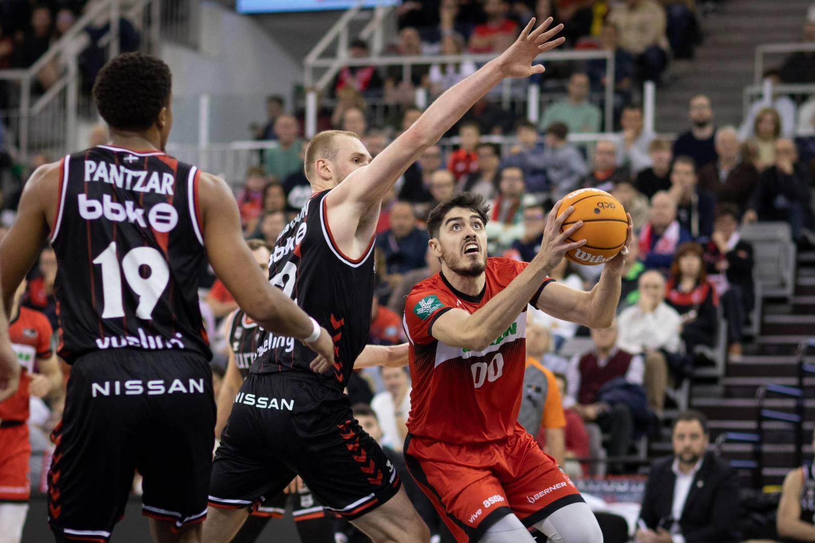 Vicedo intenta anotar ante un par de jugadores del Surne Bilbao Vicedo intenta anotar ante un par de jugadores del Surne Bilbao