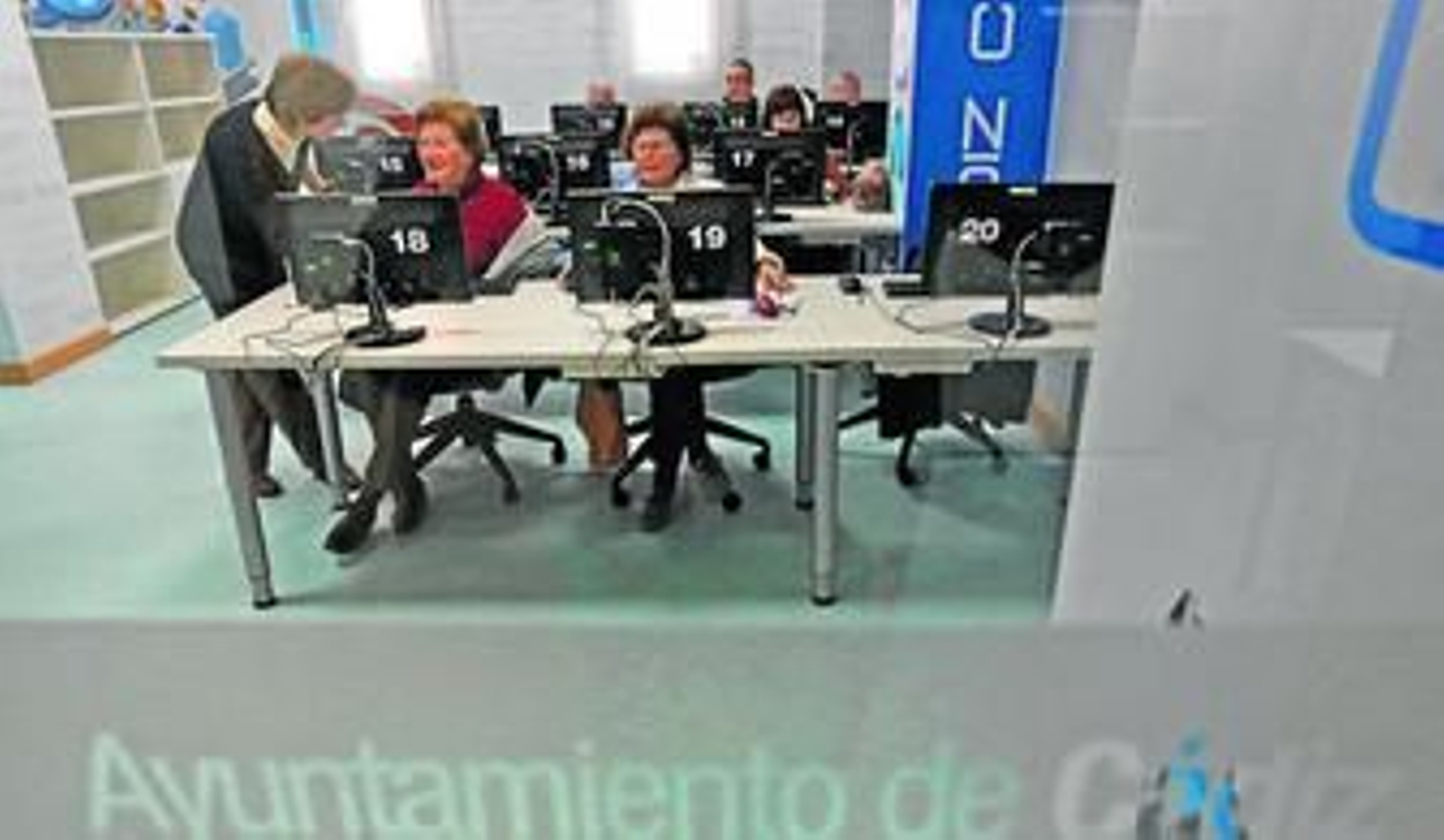 Imagen de unos de los cursos de nuevas tecnologías impartidos en las aulas de Cádiz Conecta.