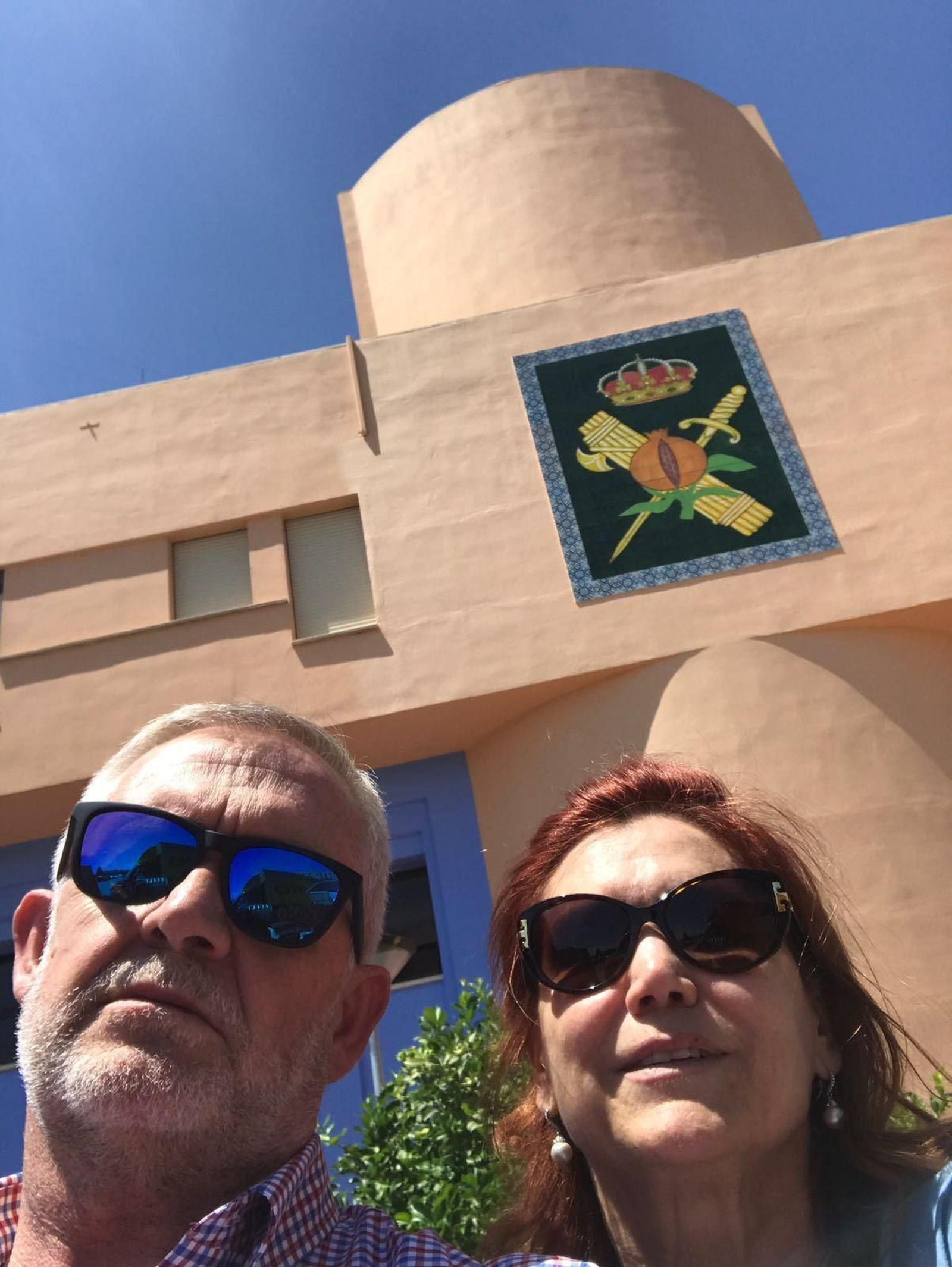El general Llamas y su esposa se hacen un selfie delante de la Comandancia de la Guardia Civil