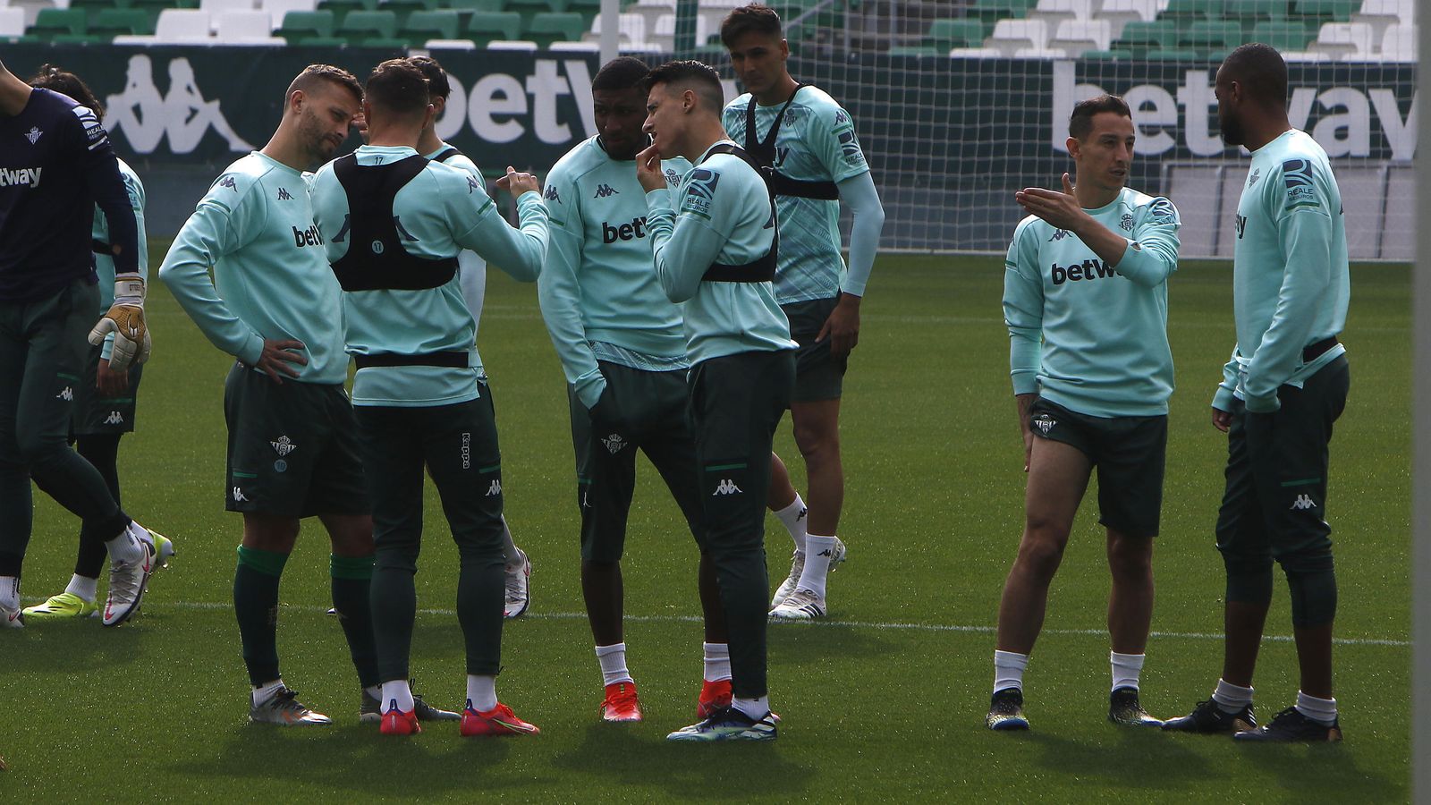 Joaquín dialoga con Canales y Tello.