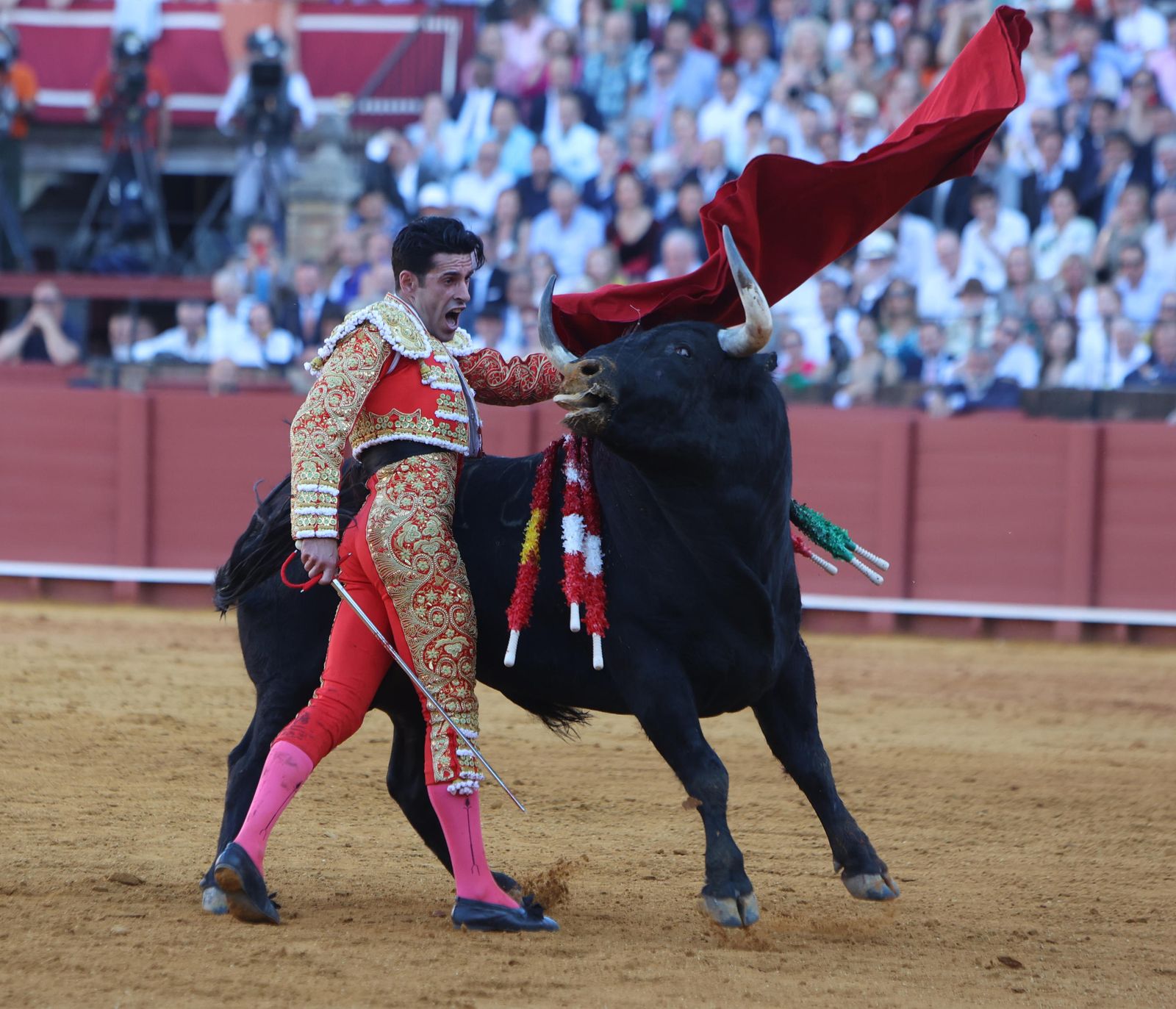 Imágenes de la corrida de toros en la Feria de Sevilla 2023 con El Juli, Alejandro Talavante y Tomás Rufo