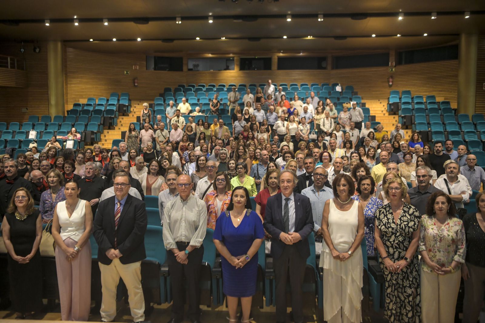 Foto de familia tras el homenaje.